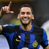 Calhanoglu mostra la gande soddisfazione dopo lo scudetto vinto in casa del Milan