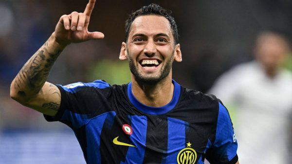 Calhanoglu mostra la gande soddisfazione dopo lo scudetto vinto in casa del Milan