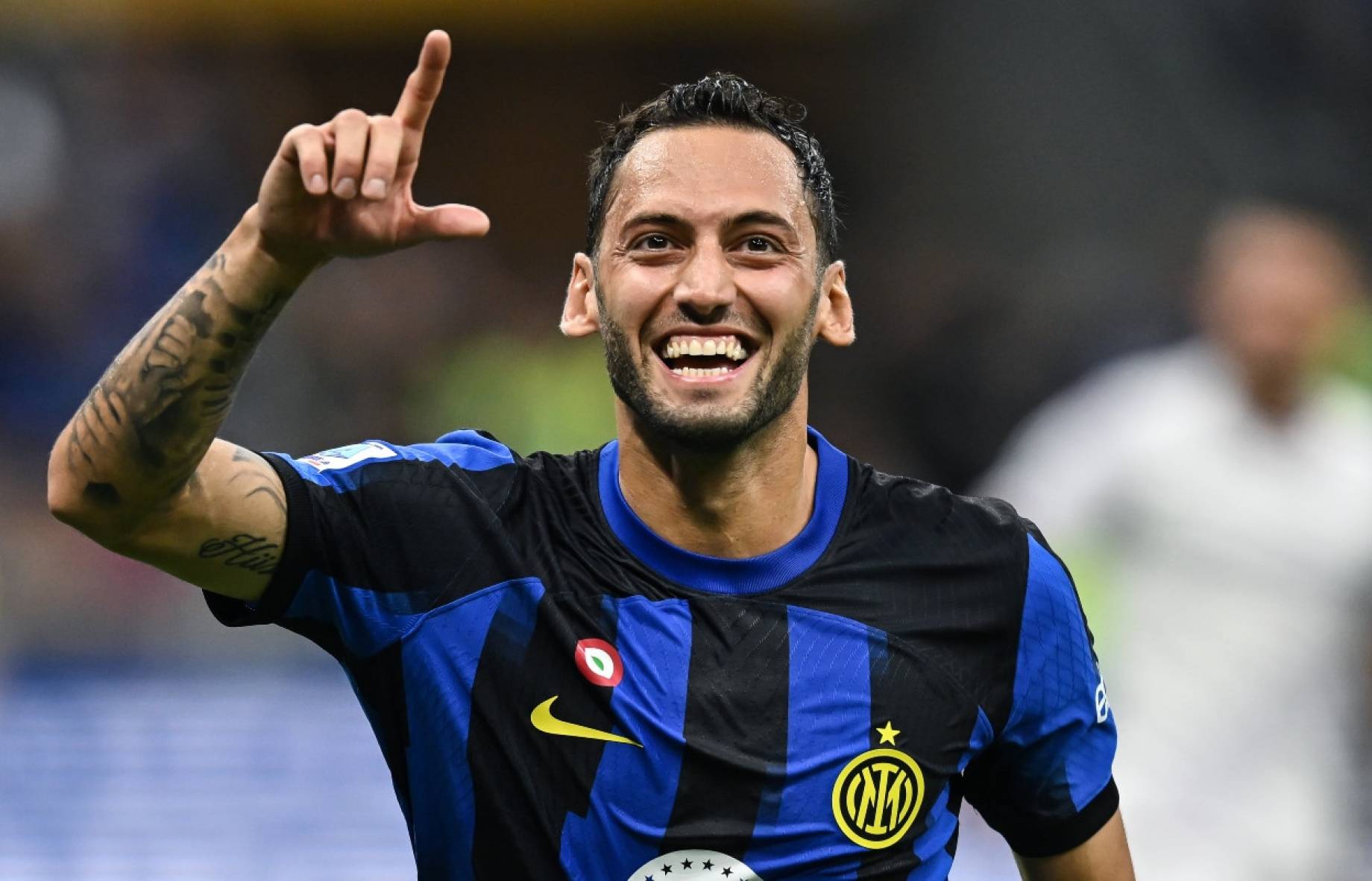 Calhanoglu mostra la gande soddisfazione dopo lo scudetto vinto in casa del Milan