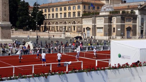 Piazza del Popolo si tinge di rosso per gli Internazionali di Roma