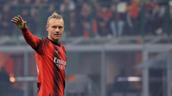 Simon Kjaer saluta il club rossonero