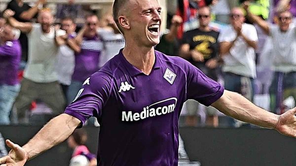 Gudmundsson fa impazzire il Franchi con una doppietta.