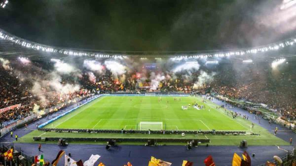 I tifosi contestano la Roma.