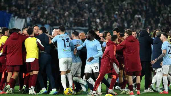 I dettagli della maxi rissa finale tra Roma e Lazio