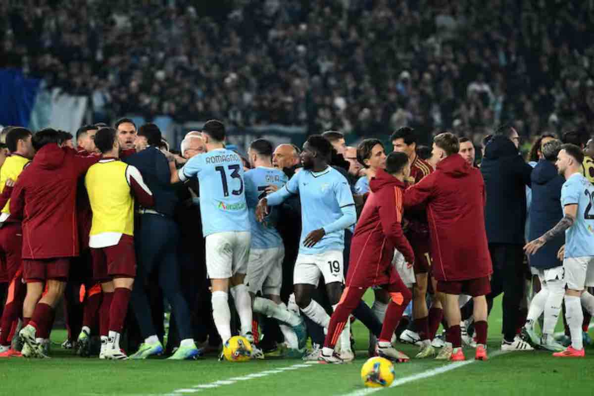 I dettagli della maxi rissa finale tra Roma e Lazio