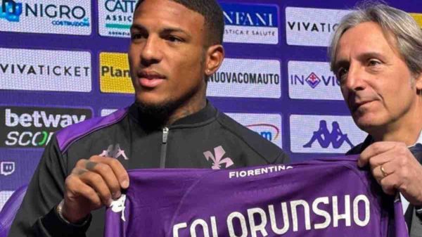 Folorunsho si presenta in conferenza stampa