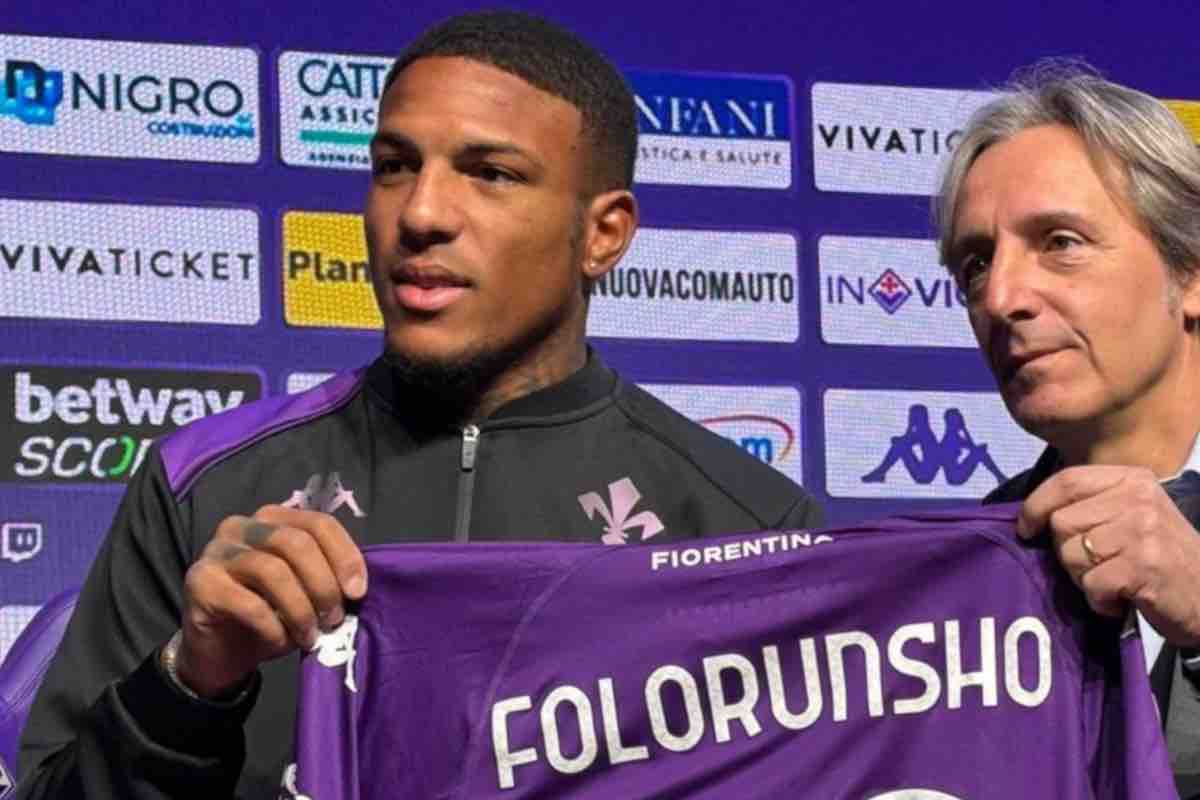 Folorunsho si presenta in conferenza stampa