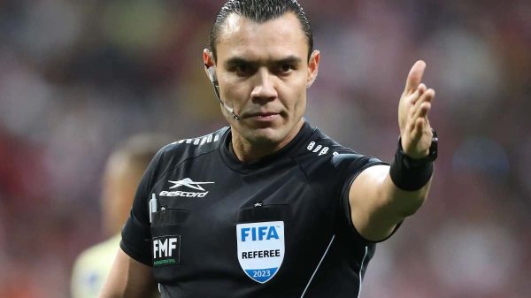 Arbitro sospeso per 6 mesi per aver chiesto un autografo a Messi
