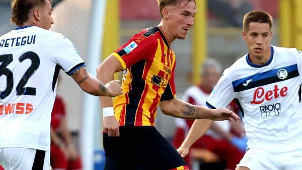 Il motivo per cui il Lecce non vuole presentarsi a Bergamo e cosa rischia