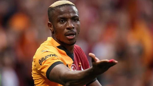 Osimhen non prende parte al ritiro del Napoli: i tifosi lo contestano