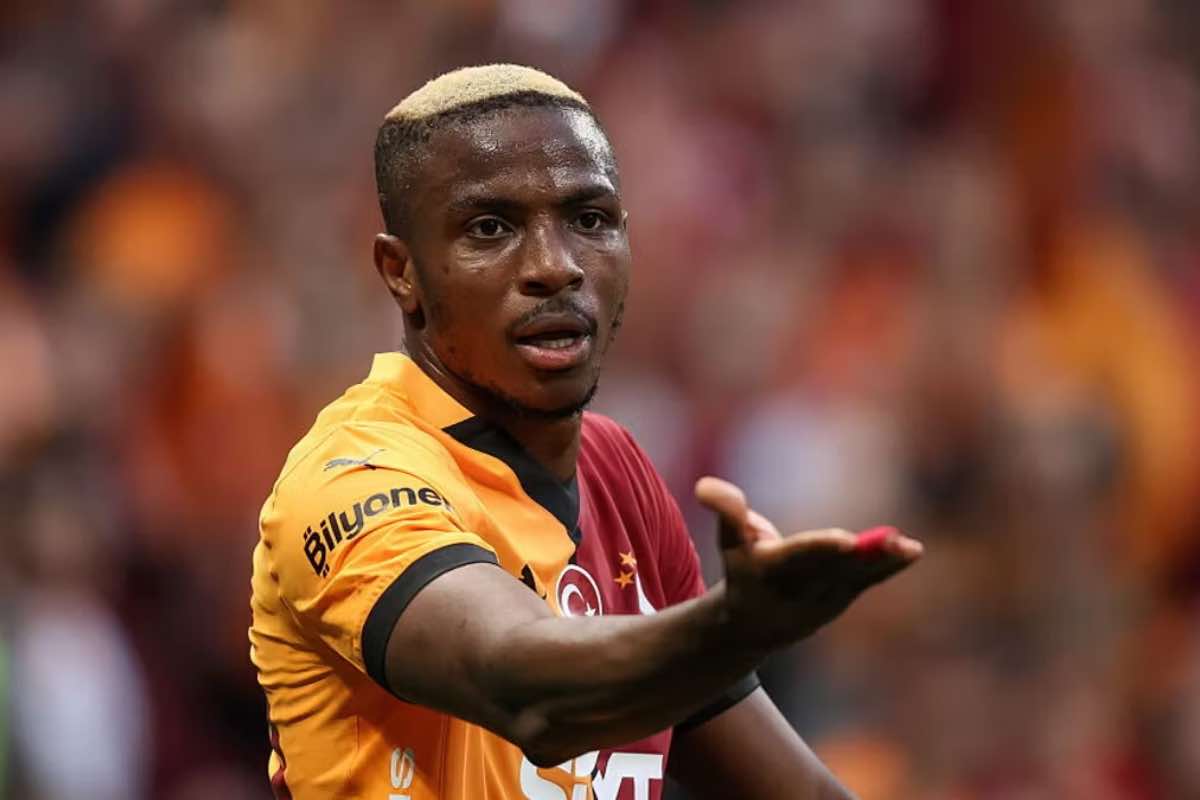 Osimhen non prende parte al ritiro del Napoli: i tifosi lo contestano