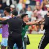 Suarez, lo sputo all’avversario e poi le scuse