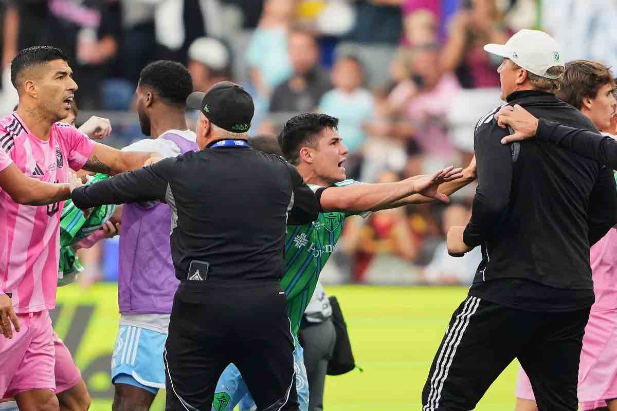 Suarez, lo sputo all’avversario e poi le scuse