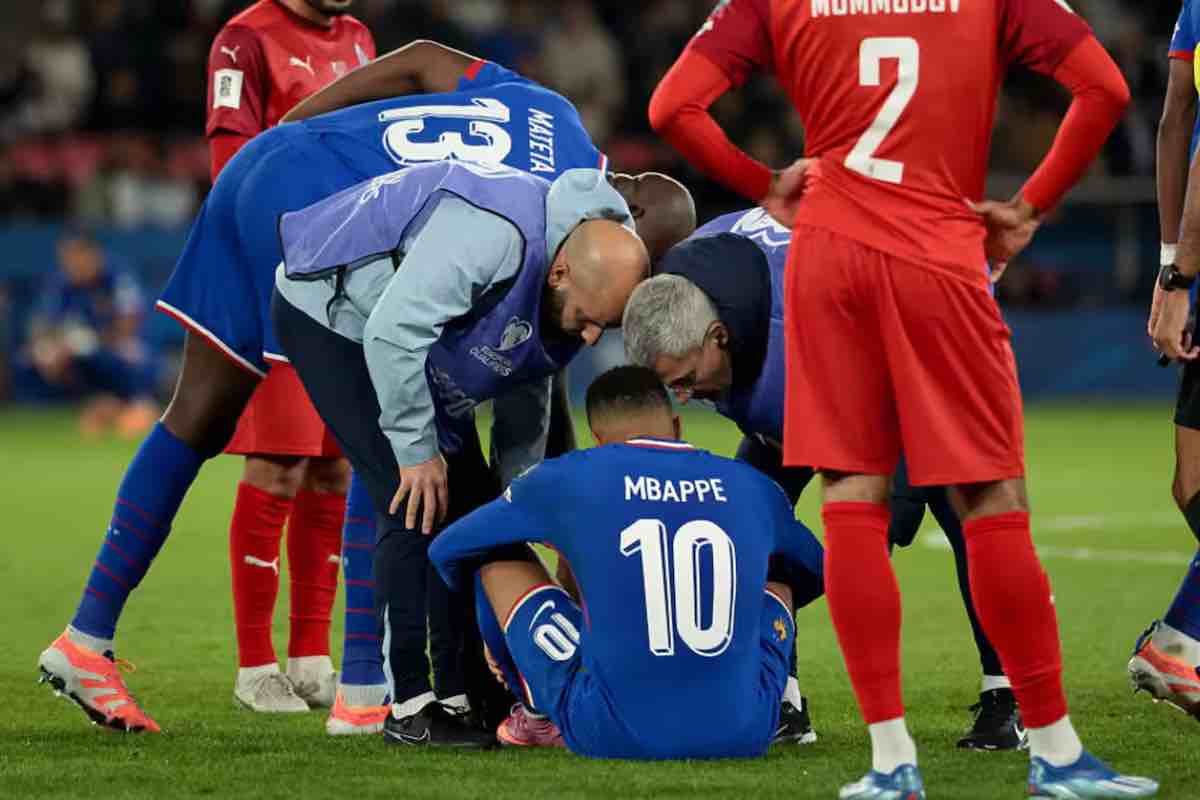 Mbappé torna a Madrid dopo l’infortunio: Real in apprensione