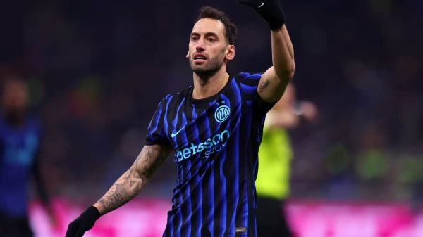 Calhanoglu si ferma durante Inter-Napoli: le sue condizioni