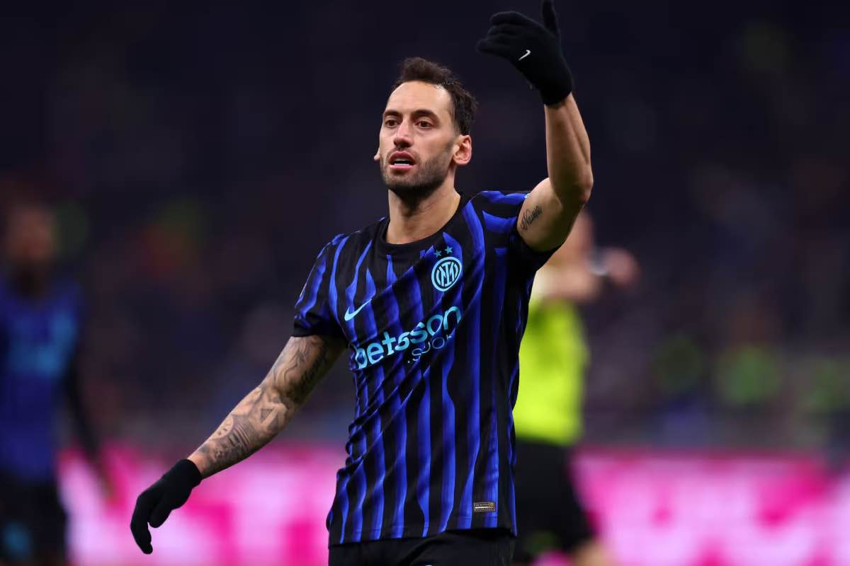 Calhanoglu si ferma durante Inter-Napoli: le sue condizioni