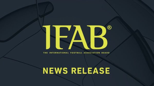 Dal VAR su espulsioni e calci d’angolo alle perdite di tempo: le nuove regole IFAB