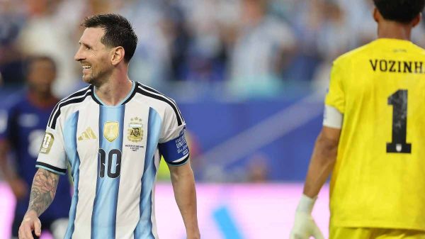 Messi macina record ai mondiali e porta l’Argentina agli ottavi