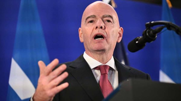 FIFA, stop alla vendita delle quote ai privati: Infantino fa dietrofront