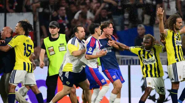 Rissa e episodi fuori controllo al termine di Lione-Fenerbahce