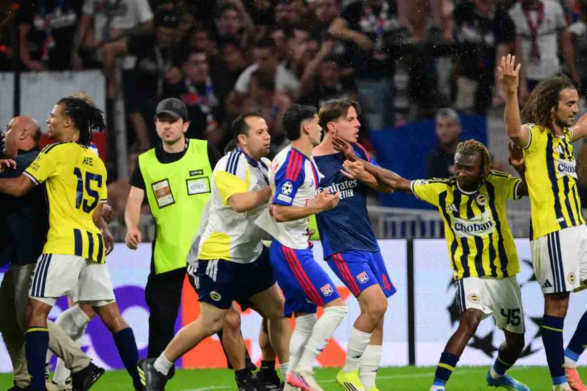 Rissa e episodi fuori controllo al termine di Lione-Fenerbahce