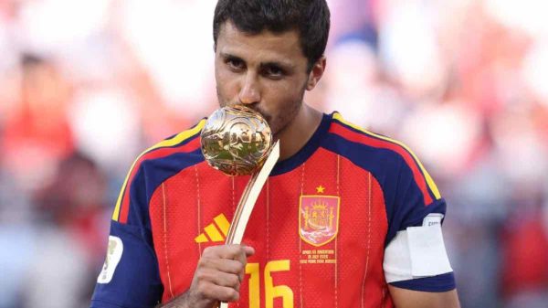 Da Rodri a Messi, da Kvaratskhelia a Mbappé, da Kane a Dembelé: chi vincerà il prossimo pallone d’oro?
