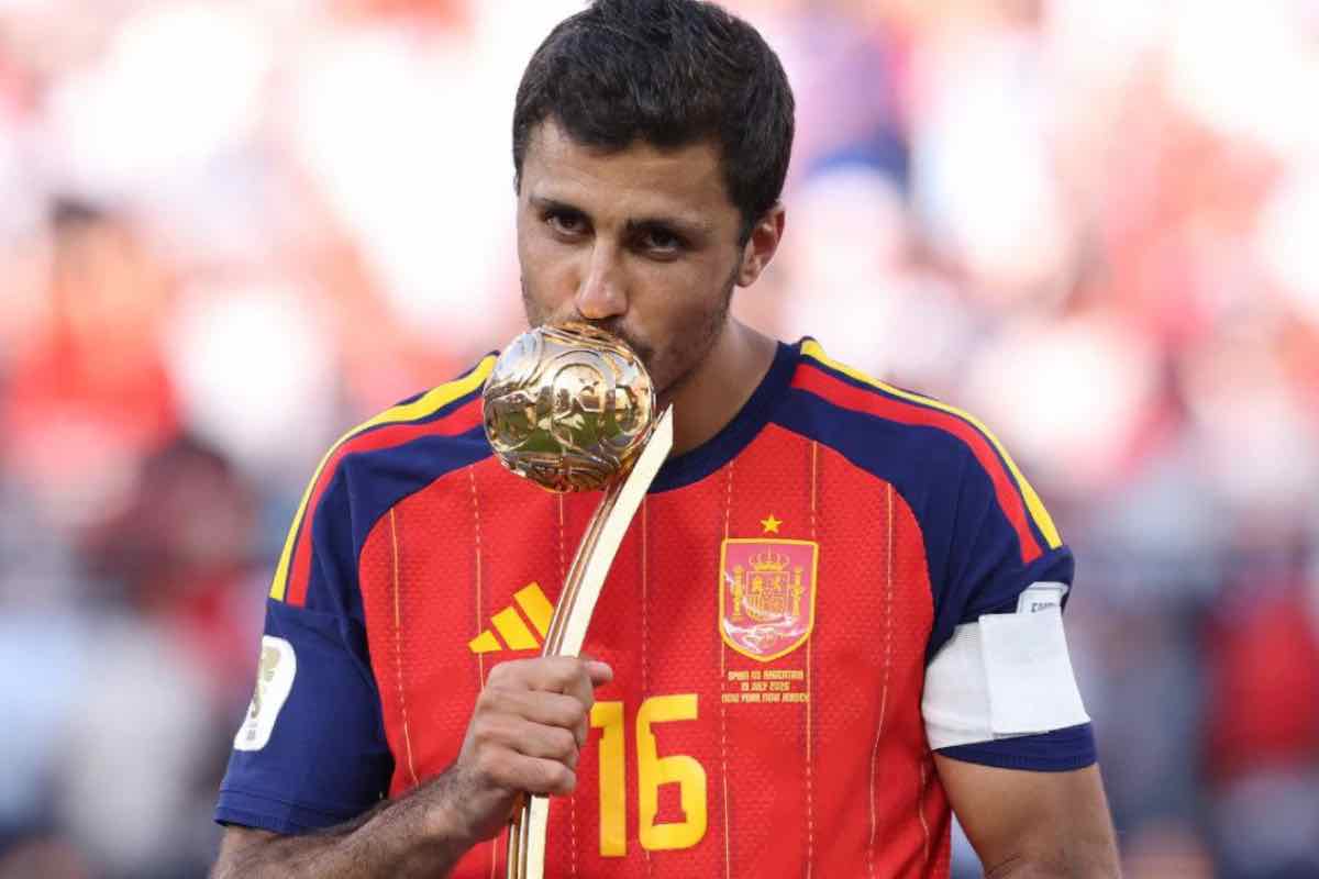 Da Rodri a Messi, da Kvaratskhelia a Mbappé, da Kane a Dembelé: chi vincerà il prossimo pallone d’oro?